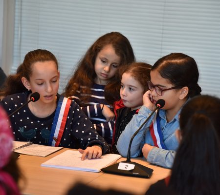 Enfants prenant la parole