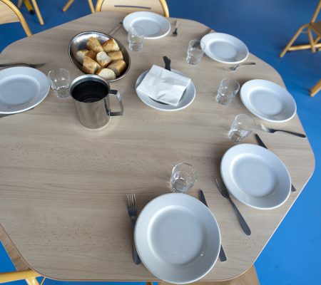 Table de cantine préparée