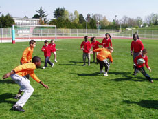 Enfants qui jouent au rugby